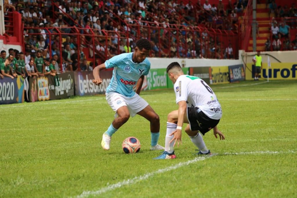  Denis Costa contra um adversário