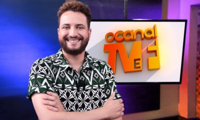 O jornalista Felipe Reis apresenta o programa O Canal TV e Famosos na Rede NGT (Foto: Divulgação)