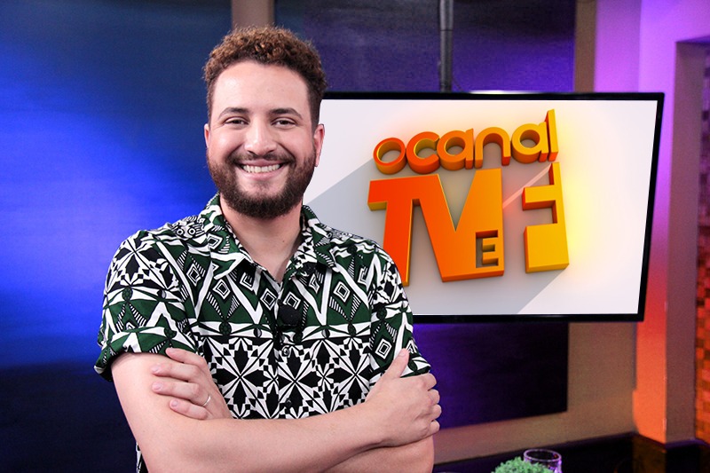 O jornalista Felipe Reis apresenta o programa O Canal TV e Famosos na Rede NGT (Foto: Divulgação)