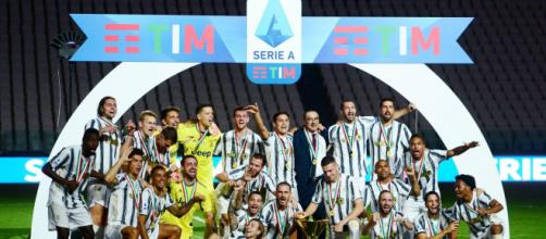 Equipe da Juventus celebrando o título. Crédito: Arquivo Blasting News