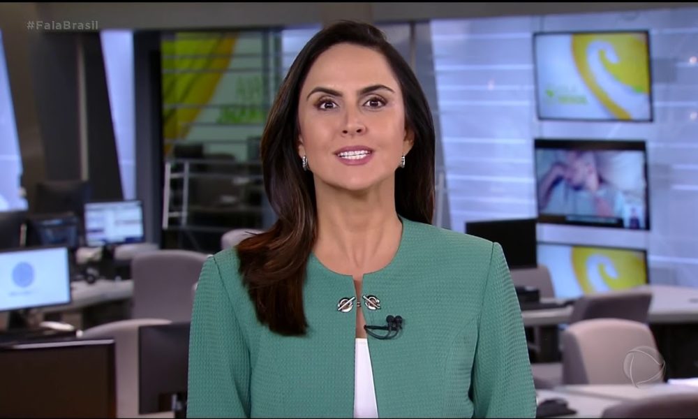 Carla Cecato é titular do telejornal Fala Brasil, exibido pela Record, é ficará afastada da emissora paulista (Créditos: Reprodução)