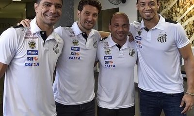 Elano ao lado de ídolos do Santos. Ivan Storti/Santos FC)