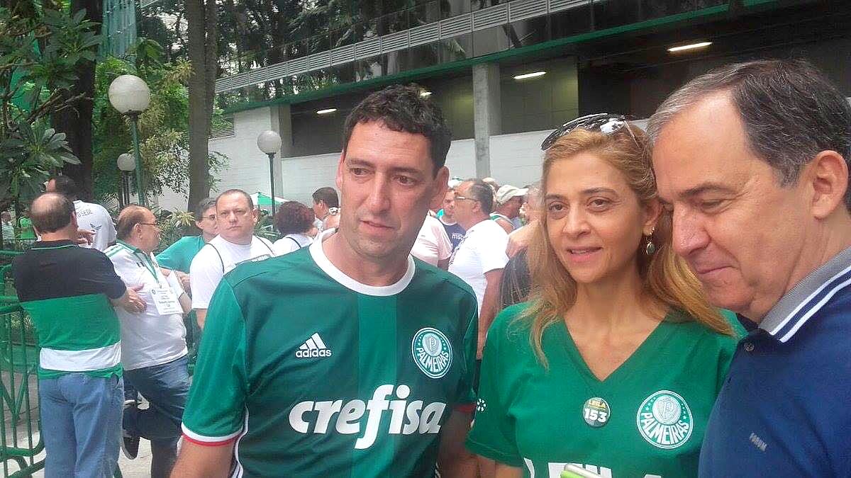 Em resumo o Jornalista PVC ao lado de Leila Pereira. Foto divulgação