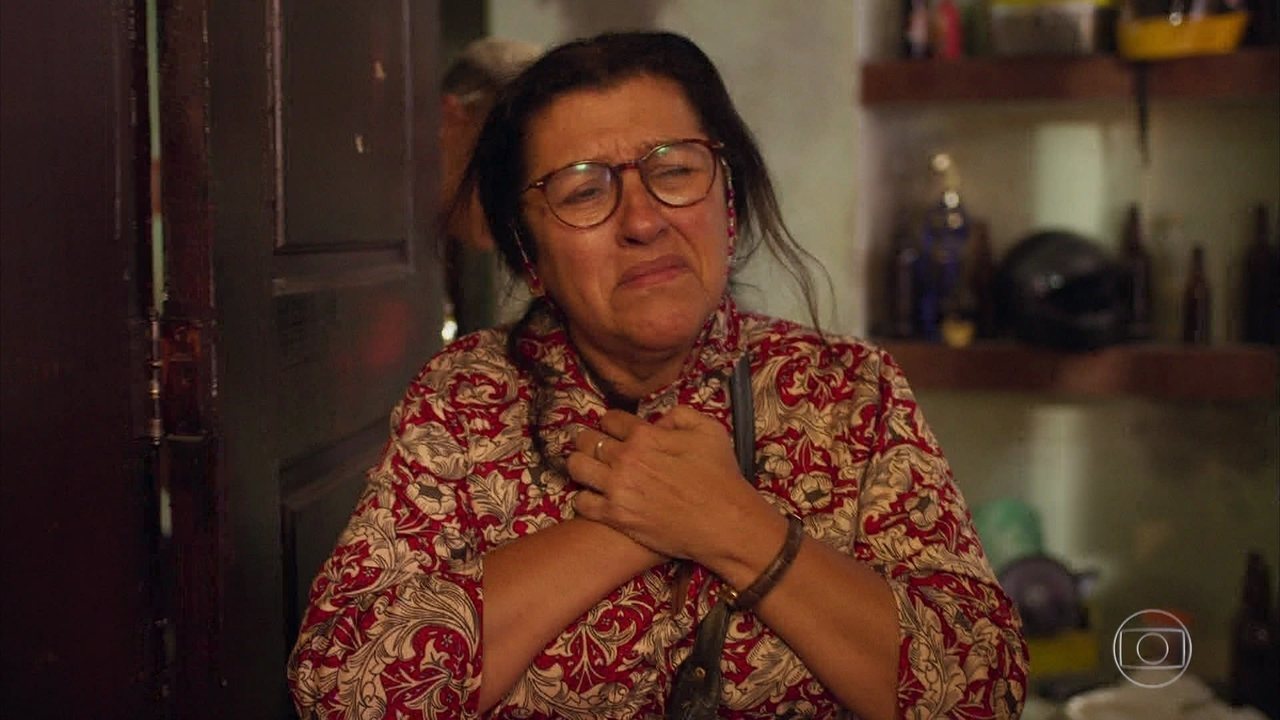 Lurdes (Regina Casé) em cena na novela Amor de Mãe, da Globo (Créditos: Reprodução)