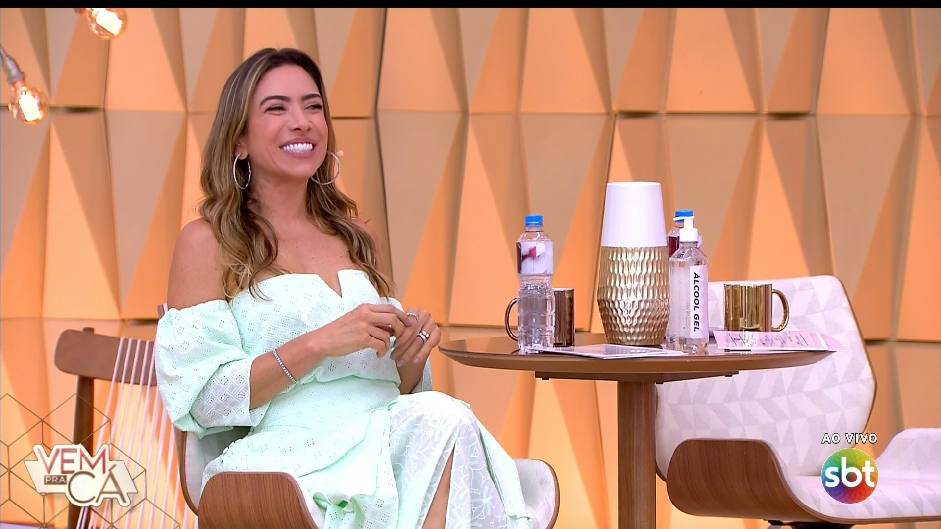 O programa Vem Pra Cá é comandado por Patricia Abravanel e Gabriel Cartolano, ao vivo no SBT (Créditos: Reprodução)