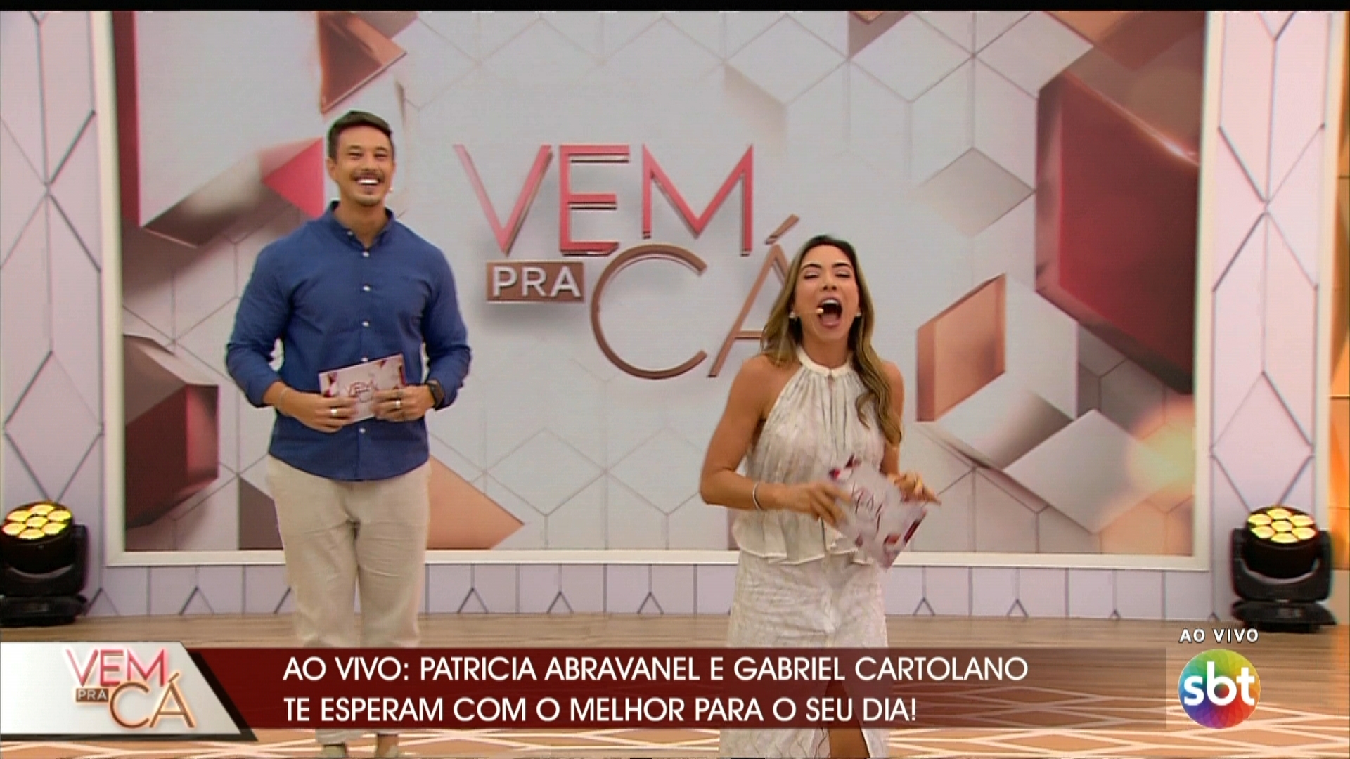 Patricia Abravanel e Gabriel Cartolano comandam o programa Vem Pra Cá, ao vivo no SBT (Créditos: Reprodução)