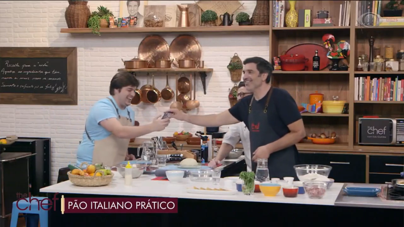 O apresentador Edu Guedes foi surpreendido durante o programa The Chef na Band (Créditos: Reprodução)