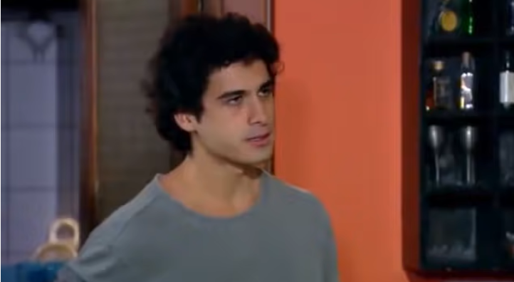 Julinho (André Arteche) em cena na novela Ti Ti Ti, da Globo (Créditos: Reprodução)