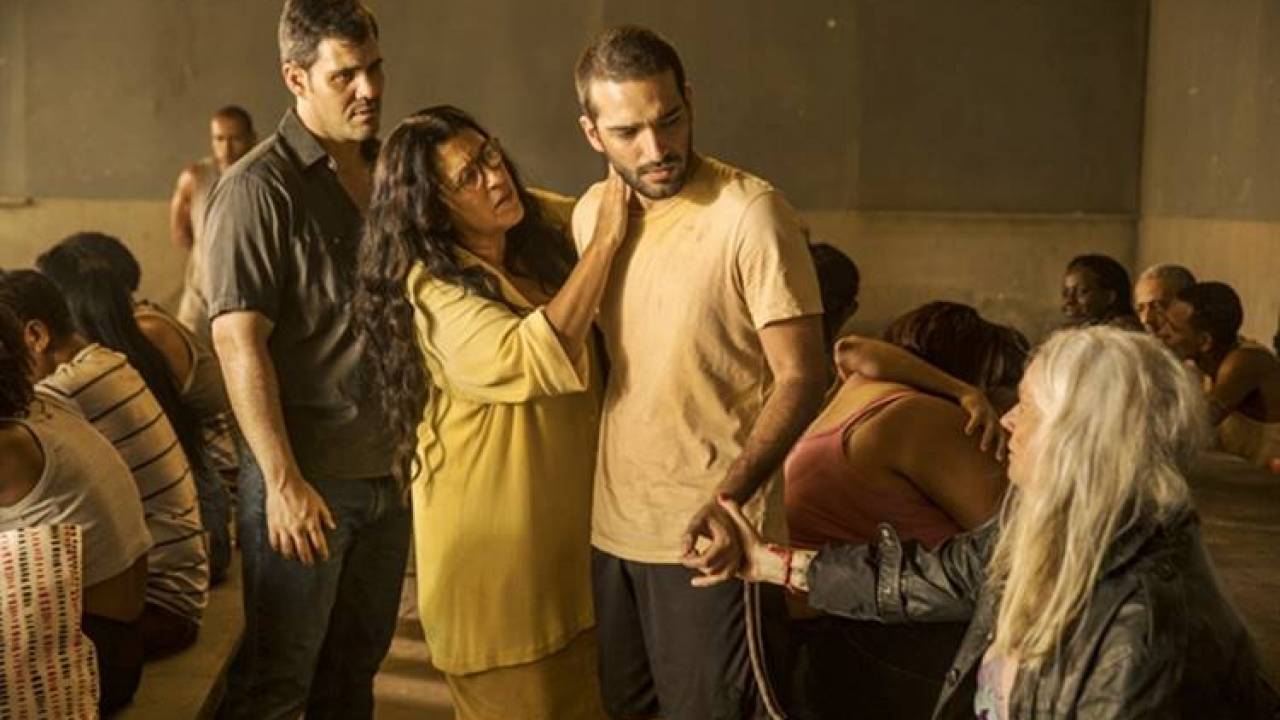 Lurdes conhece Sandro quando chega ao Rio em Amor de Mãe. (Foto: Divulgação)