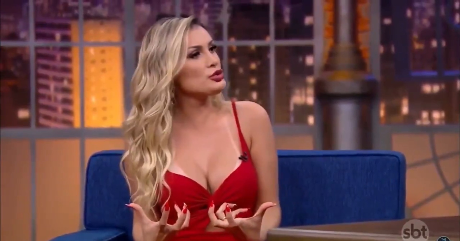 Andressa Urach foi entrevistada por Danilo Gentili (Foto: Reprodução)