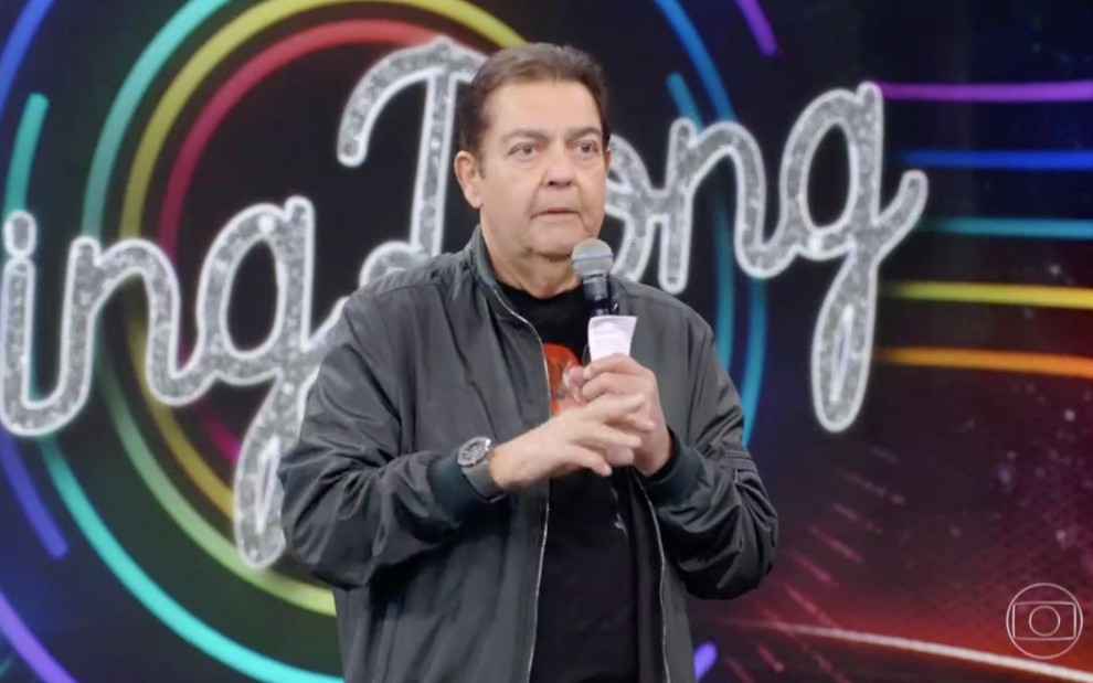 Faustão dá cortada ao vivo em Sarah durante participação de eliminada do BBB no programa. (Foto: Reprodução)