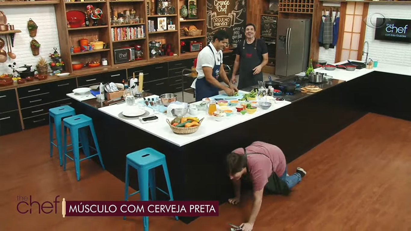 O assistente Lucas Salles, do The Chef com Edu Guedes, foi mandado para o fundo do cenário na Band (Créditos: Reprodução)
