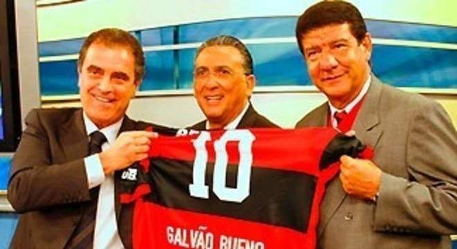 Galvão Bueno recebendo a camisa do Flamengo, clube na qual torce