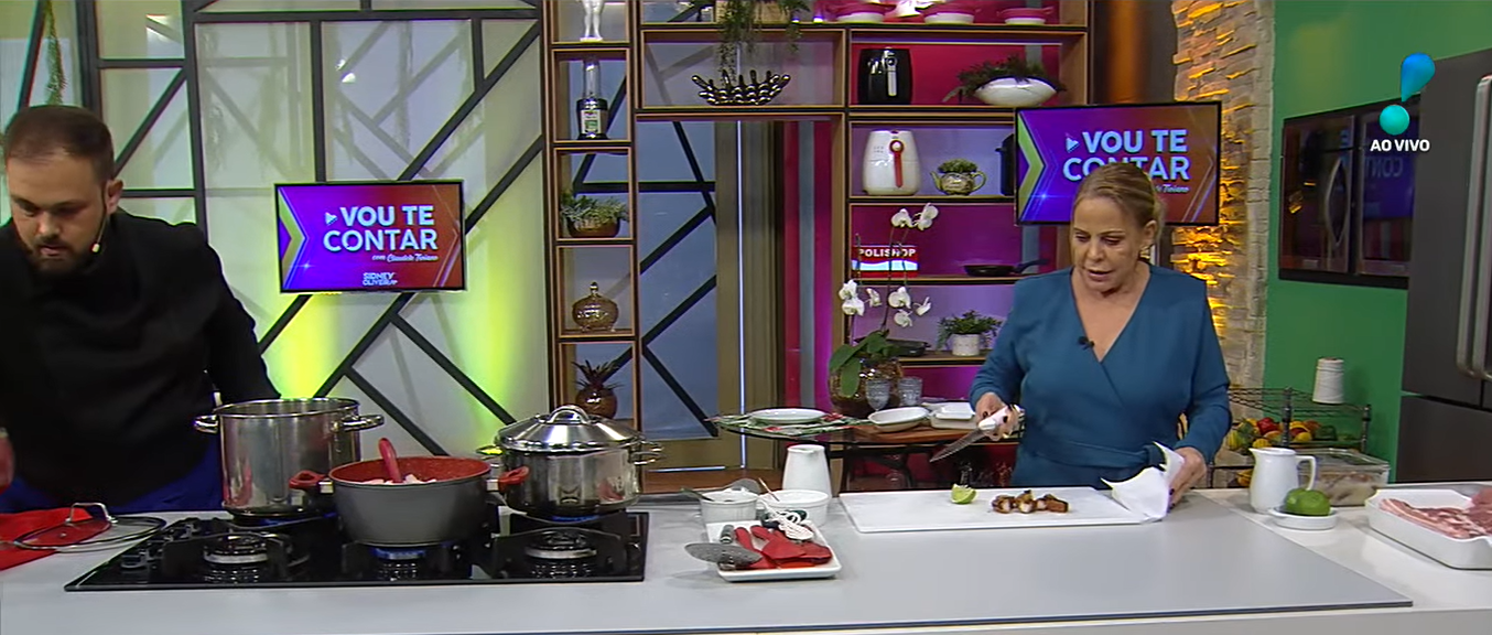 Durante o programa Vou Te Contar, ao vivo na RedeTV, Claudete Troiano pediu desculpas após piada (Créditos: Reprodução)