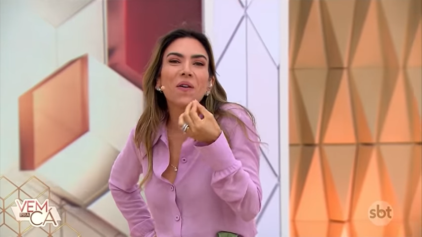 A apresentadora Patricia Abravanel promoveu uma sessão do descarrego no estúdio do Vem Pra Cá no SBT (Créditos: Reprodução)