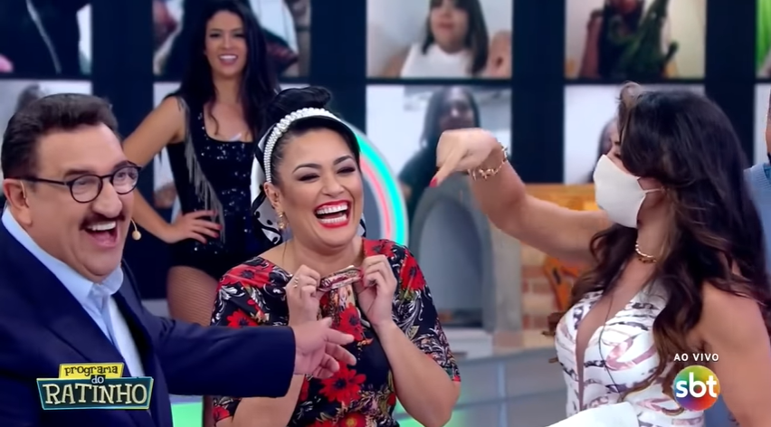 Além de ter trocado de roupa, Ratinho fez piada com roupa colocada ao contrário por Pavorô ao vivo no SBT (Créditos: Reprodução)