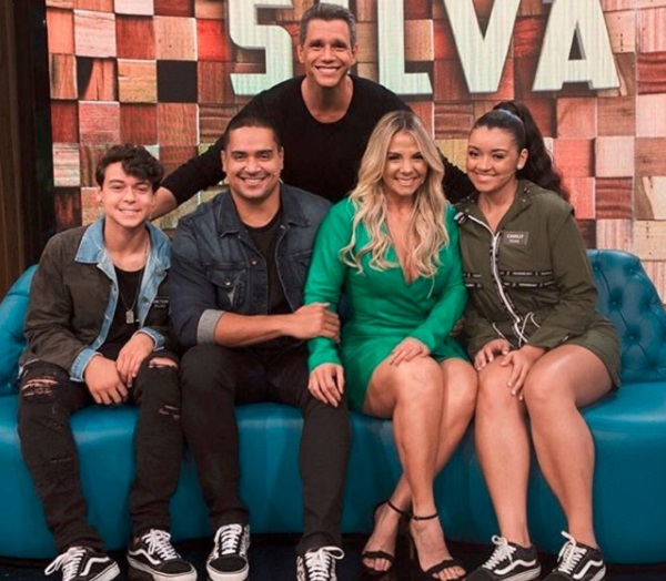 Xanddy e Carla Perez ao lado dos filhos no Programa da Globo. Foto divulgação