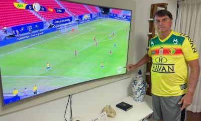 Bolsonaro vendo a Seleção Brasileira no SBT.