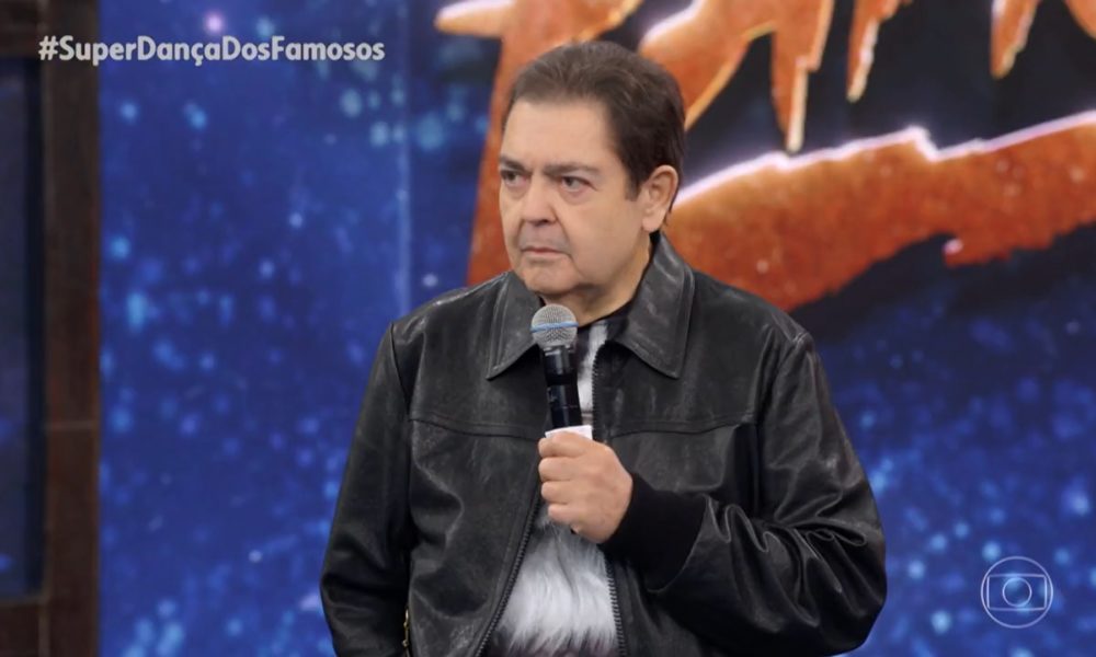 De fato, o apresentador Faustão não faz mais parte do time de contratados da Globo. Luciano Huck vai assumir o horário em 2022 (Créditos: Reprodução)