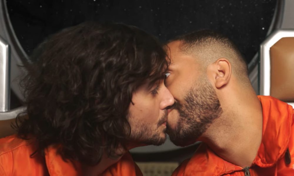 Gil e Fiuk se beijaram no clipe de 'Big Bang' (Foto: Reprodução)