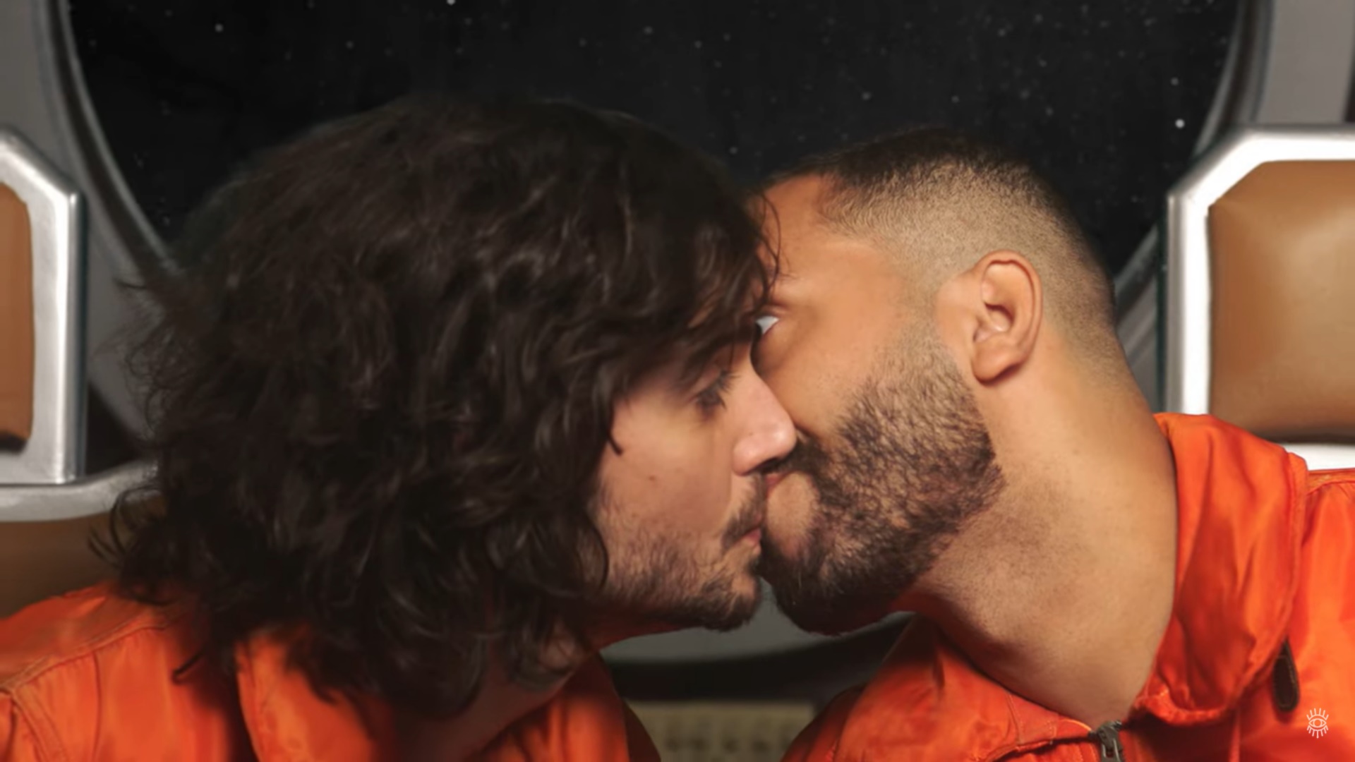Gil e Fiuk se beijaram no clipe de 'Big Bang' (Foto: Reprodução)