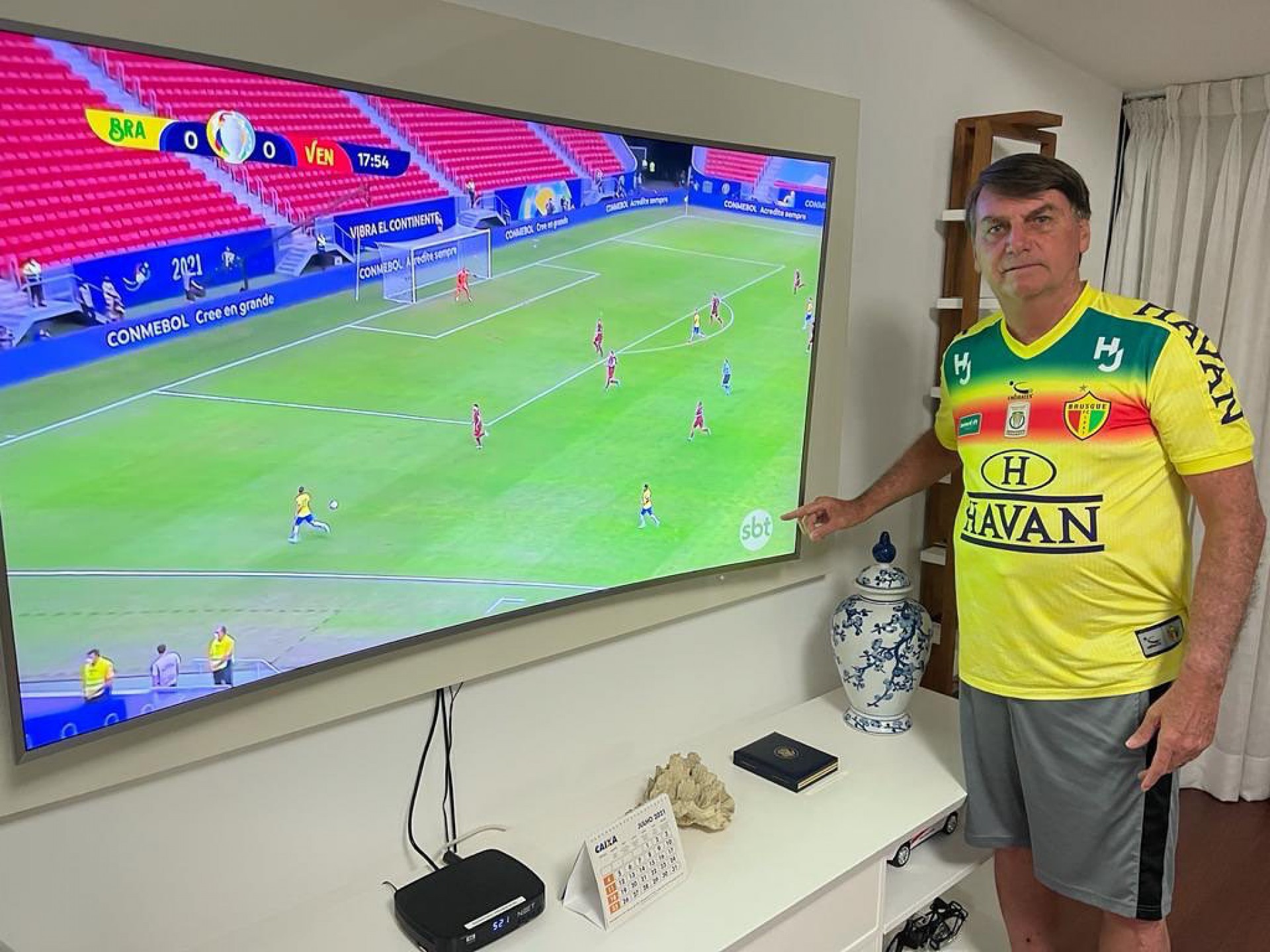 Sucesso na final, Bolsonaro já postou uma foto vendo a Seleção Brasileira no SBT.