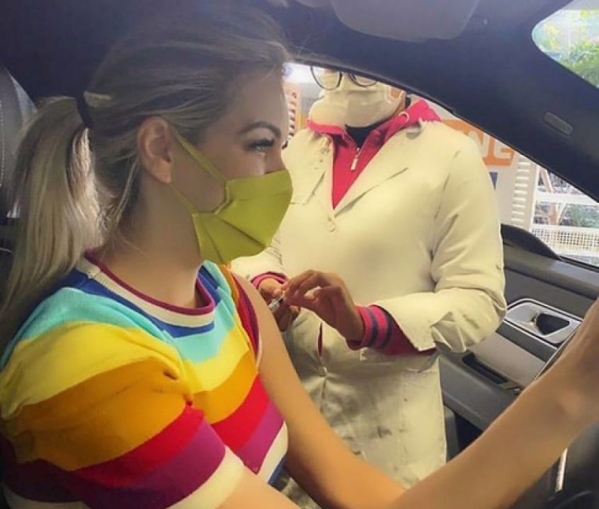 Renata Fan sendo vacinada em São Paulo contra a Covid-19 e todavia celebrando nas redes sociais. Foto reprodução Instagram