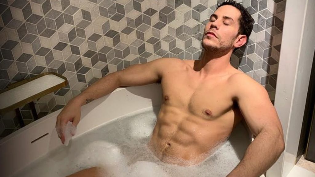 Christian Chávez, do RBD, decidiu postar uma foto no qual aparece como veio ao mundo: completamente pelado. Confira a imagem e saiba mais.