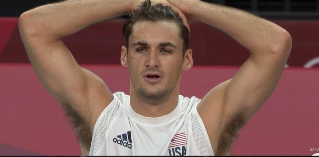 Nas Olimpíadas, o assunto da vez é Torey DelFaco, que cosneguiu conquistar e afastar os brasileiros com suas axilas peludas. Confira detalhes