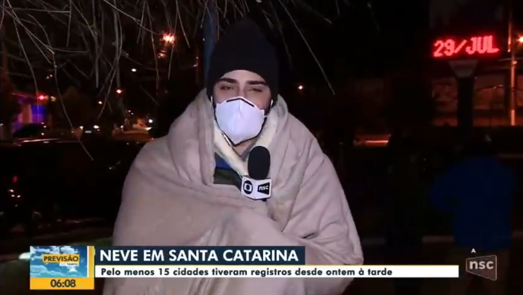 O repórter Douglas Márcio, de uma afiliada da Globo, precisou usar um cobertor ao entrar ao vivo para mostrar o frio intenso em SC. Veja mais
