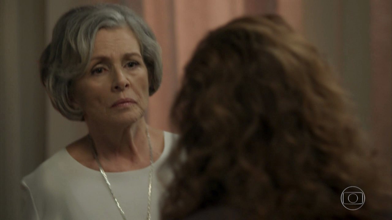 Sabine (Irene Ravache) em cena na novela Pega Pega, da Globo (Créditos: Reprodução)