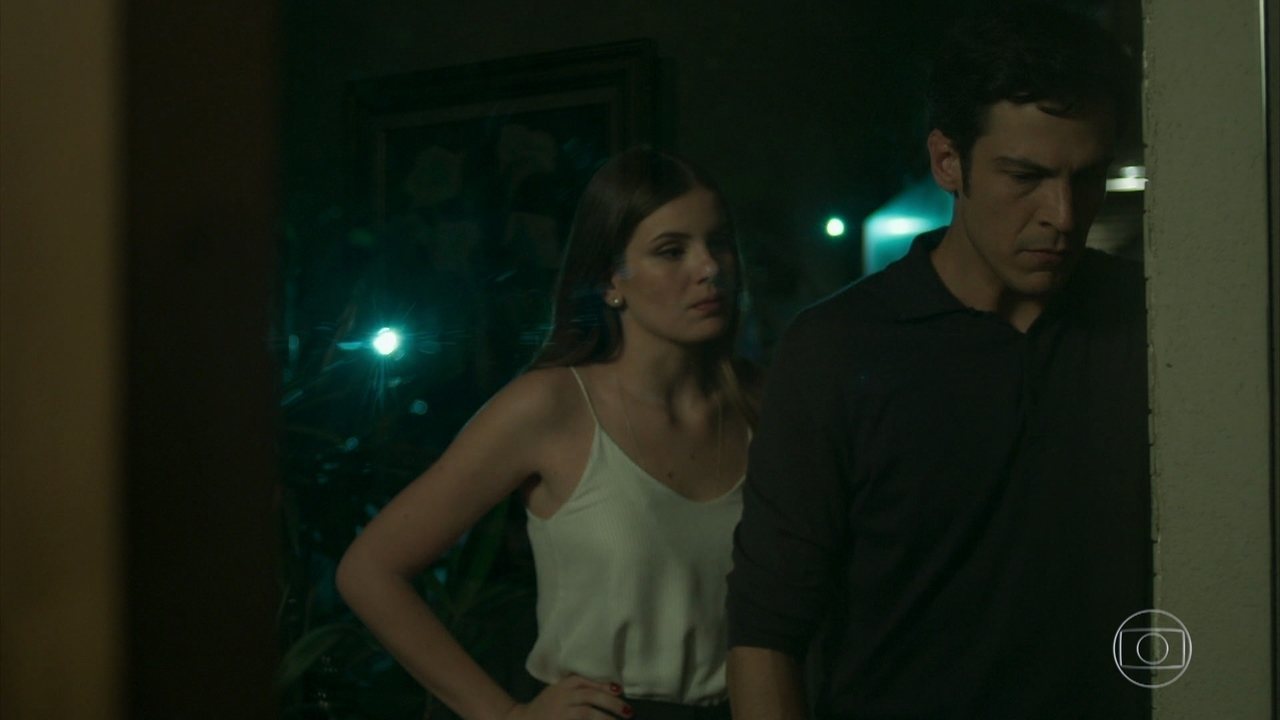 Eric (Mateus Solano) e Luiza (Camila Queiroz) em cena na novela Pega Pega, da Globo (Créditos: Reprodução)