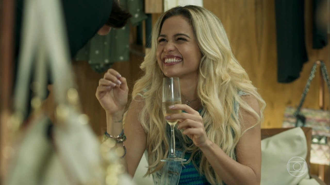 Sandra Helena (Nanda Costa) em cena na novela Pega Pega, da Globo (Créditos: Reprodução)