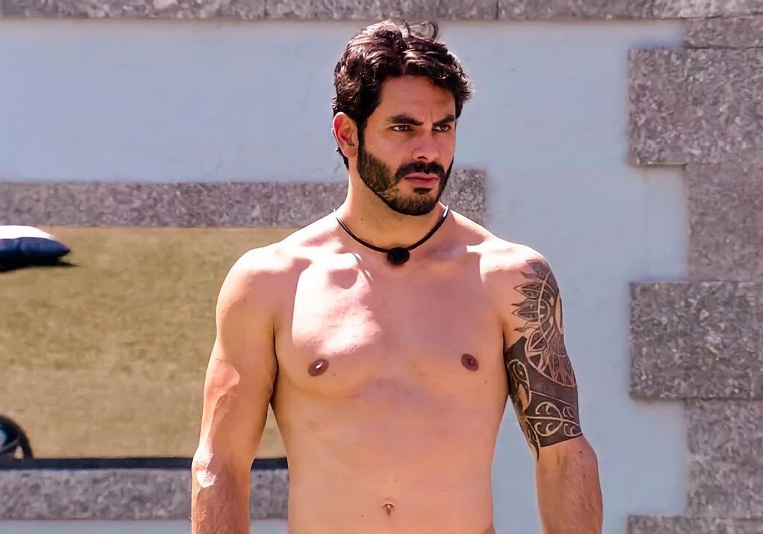 O ex-BBB Rodolffo apareceu praticamente pelado no Instagram Veja! (Foto: Reprodução)