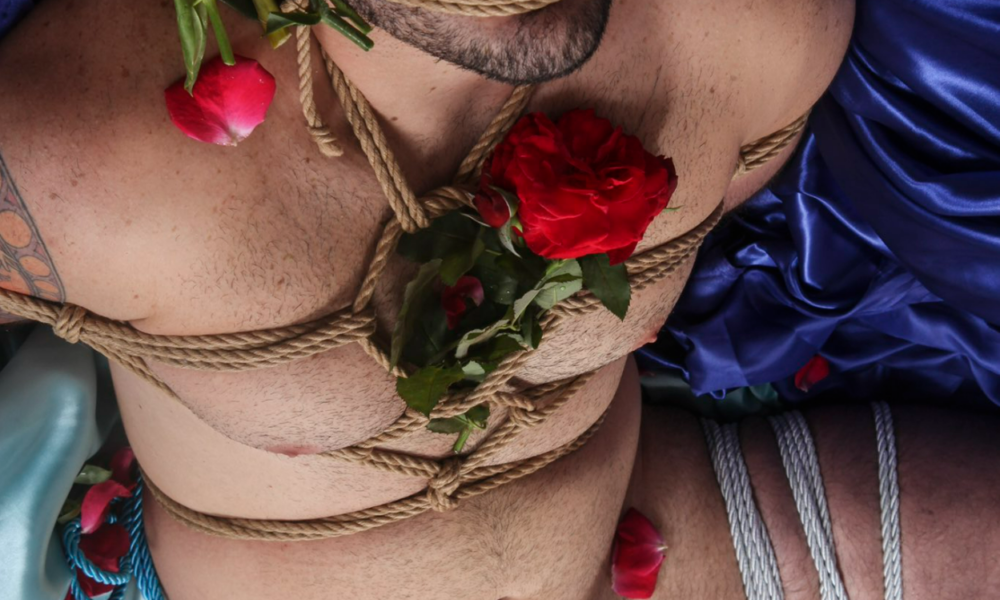 O ex-BBB Mahmoud chamou a atenção do Twitter após postar diversos vídeos nos quais aparece completamente pelado e amarrado com cordas. Veja.