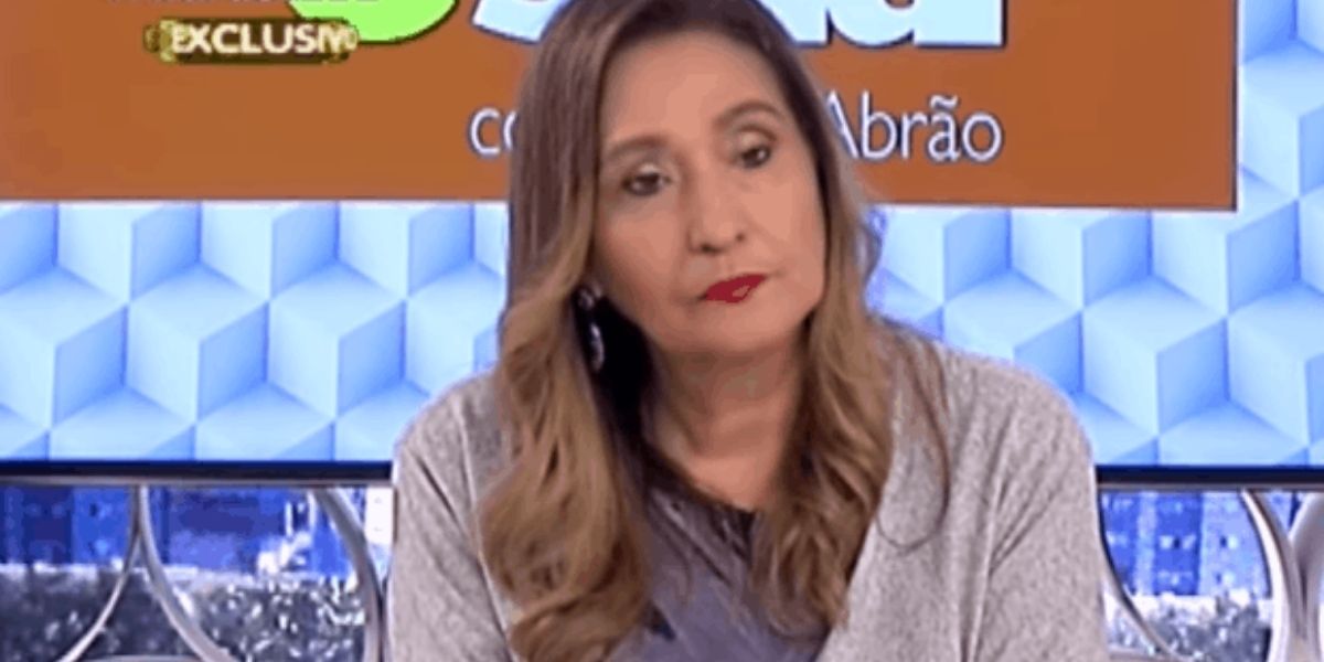 A apresentadora Sonia Abrão no comando do programa A Tarde é Sua (Créditos: Reprodução/RedeTV)