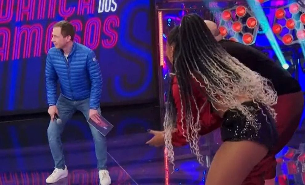 De fato, Tiago Leifert chamou atenção ao dançar durante o 'Super Dança dos Famosos' (Foto: Reprodução)