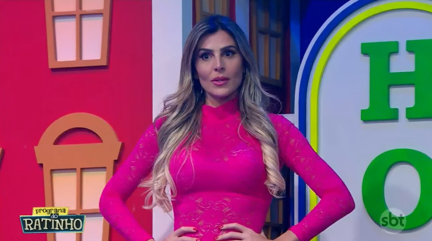 Em suma, bailarina do Ratinho foi chamada de feia pelo próprio patrão, ao vivo no SBT (Créditos: Reprodução)