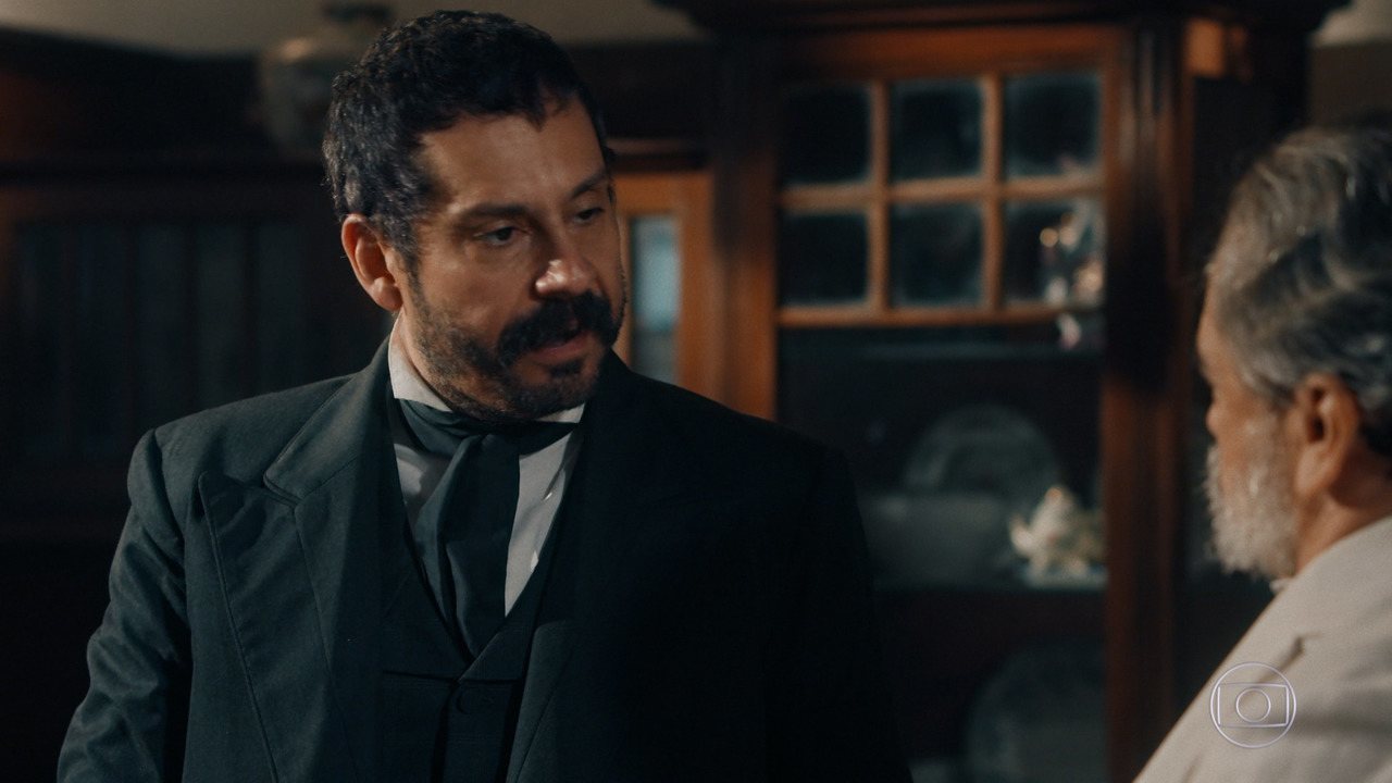 Tonico (Alexandre Nero) em cena na novela Nos Tempos do Imperador, trama inédita exibida na faixa das seis horas pela TV Globo (Créditos: Reprodução)
