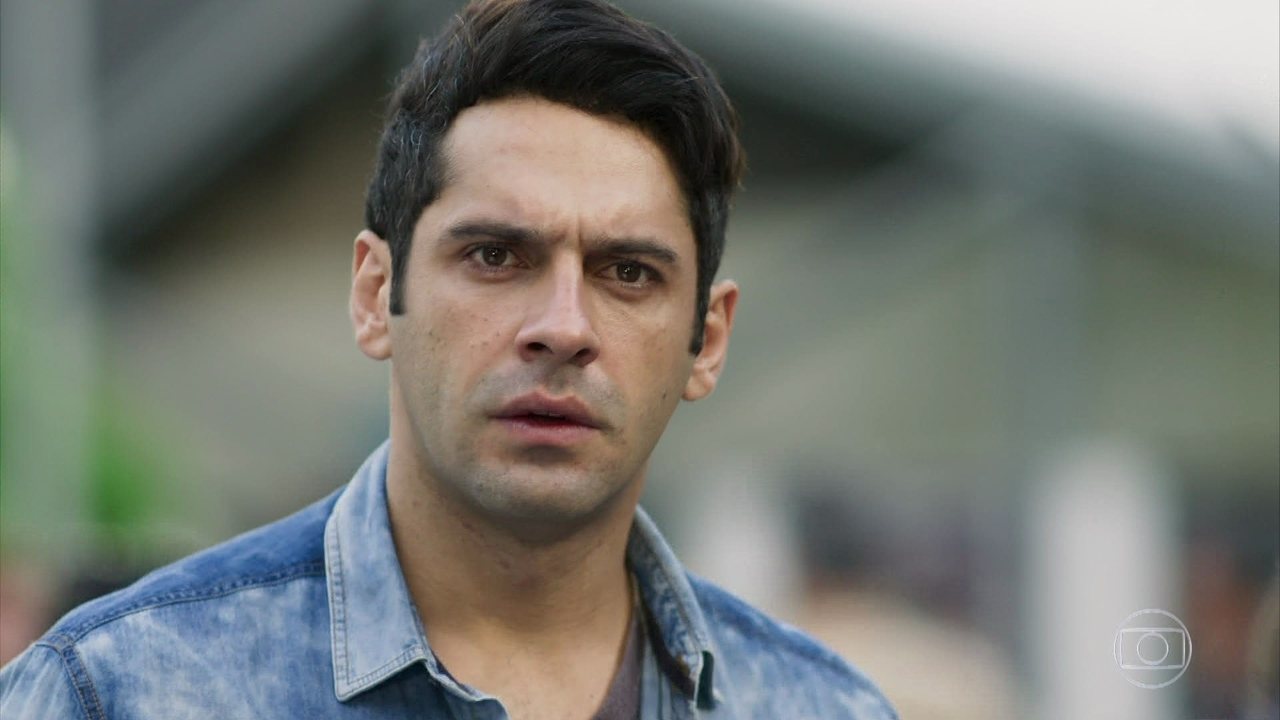 Agnaldo (João Baldasserini) em cena na novela Pega Pega, da Globo (Créditos: Reprodução)