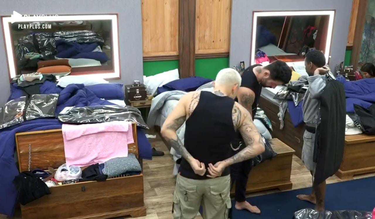 Rico contionua revoltado com a calça e mostra para os peões de A Fazenda (Reprodução: Record)