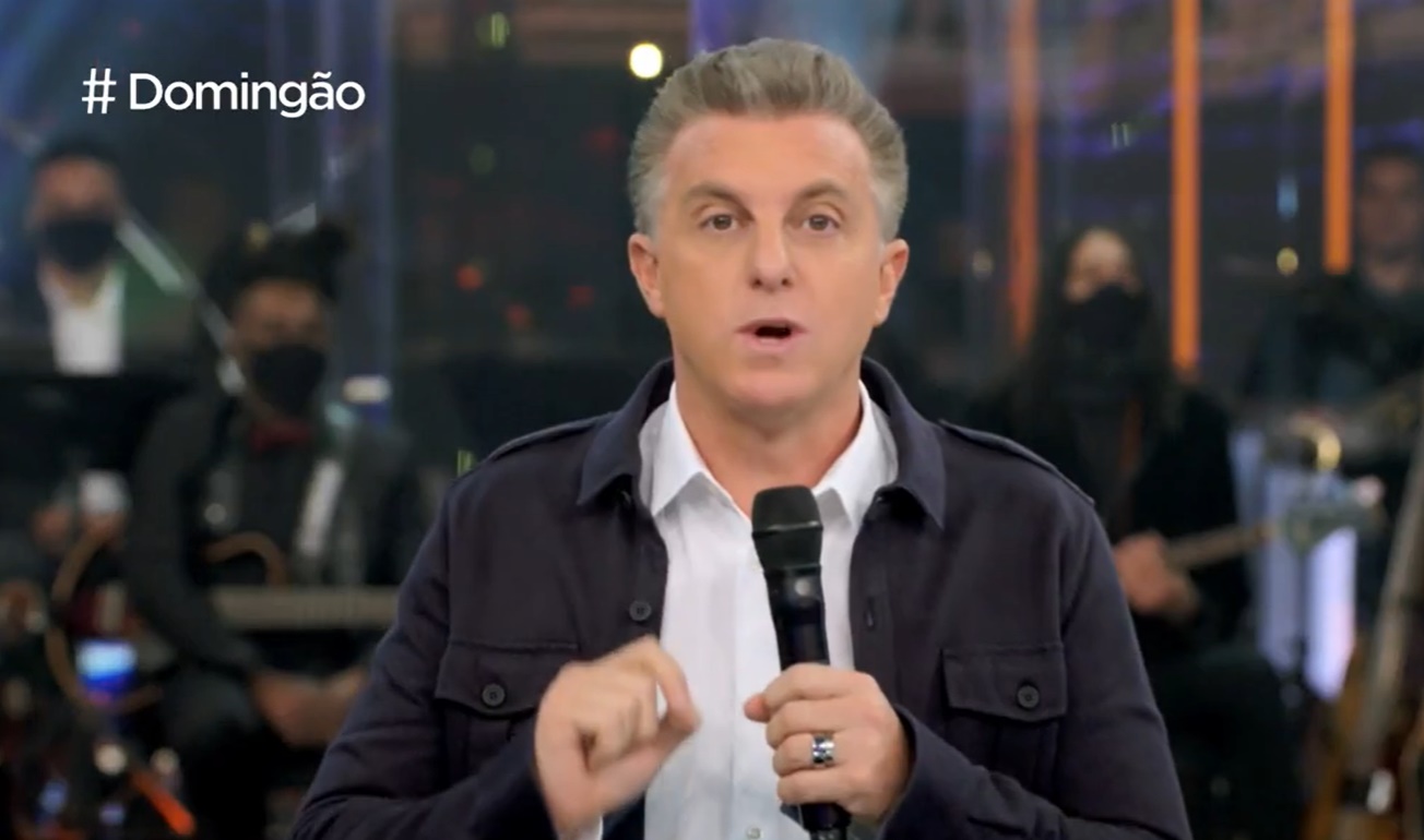 O apresentador Luciano Huck comandou o Melhores do Ano durante o Domingão na TV Globo (Foto: Reprodução)