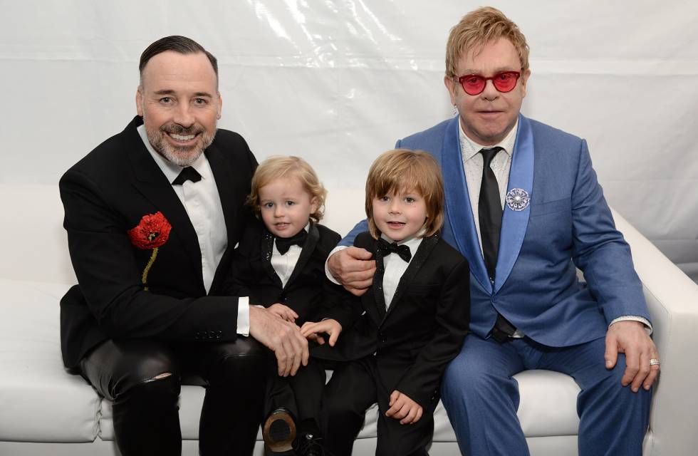 Elton John se assumiu gay.Casais gays famosos.