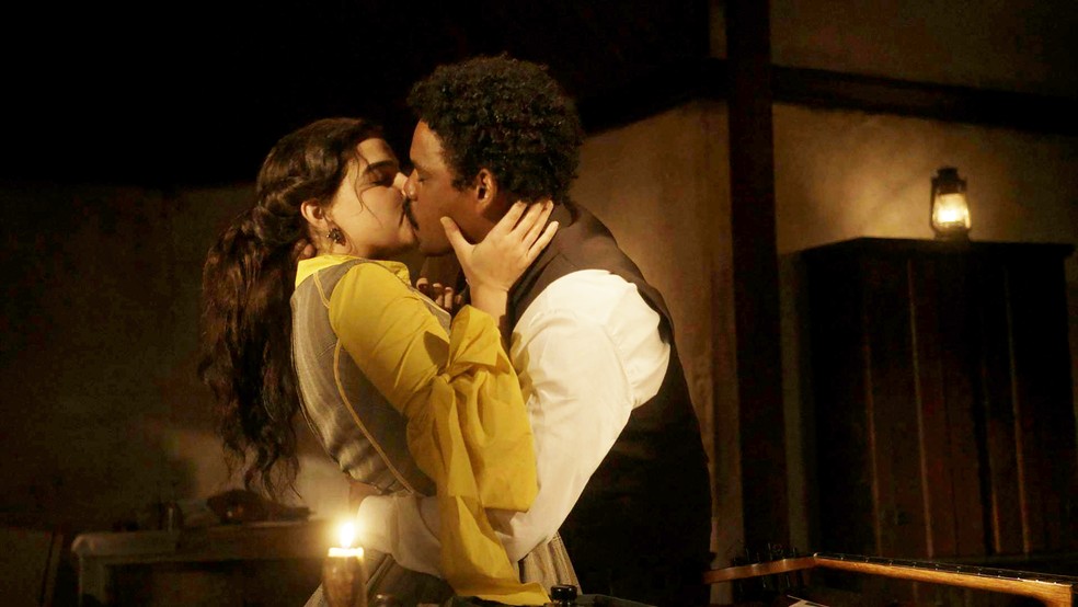 Samuel (Michel Gomes) e Pilar (Gabriela Medvedovski) em cena na novela Nos Tempos do Imperador, da Globo (Créditos: Reprodução)