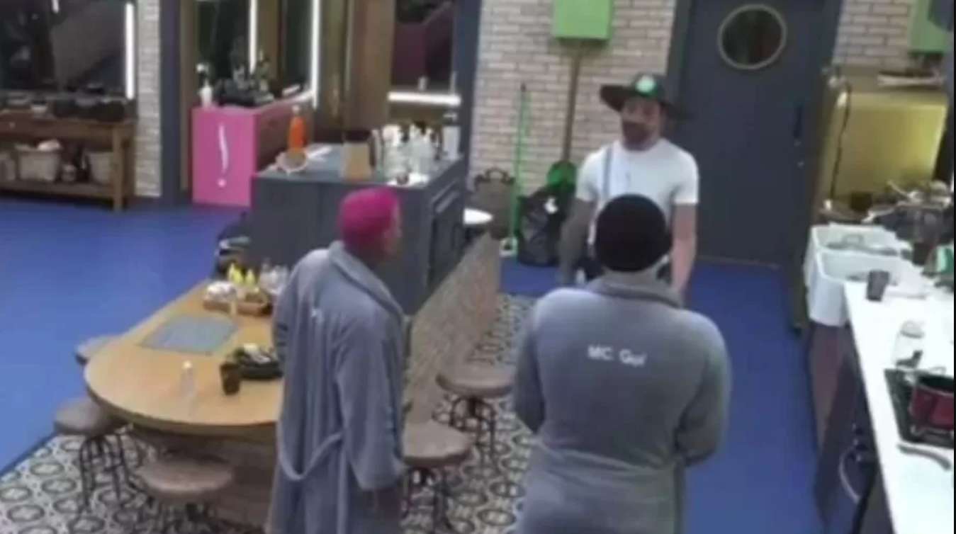 Rico Melquiades e Gui Araújo acabaram se estranhando em A Fazenda 2021. Os dois começaram a brigar na cozinha e não tinha ninguém pra separar.