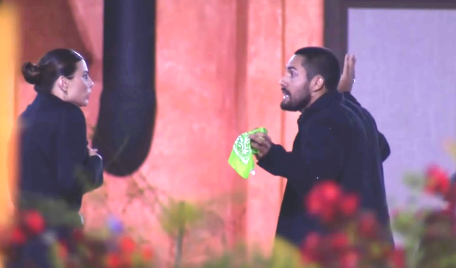 Aliás, Bil brigou com Dayane na Fazenda e a modelo declarou guerra contra o capixaba (Reprodução: PlayPlus)