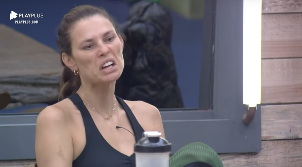 Day critica Rico e fala mal do humorista para Aline e Mc Gui (Reprodução: PlayPlus)