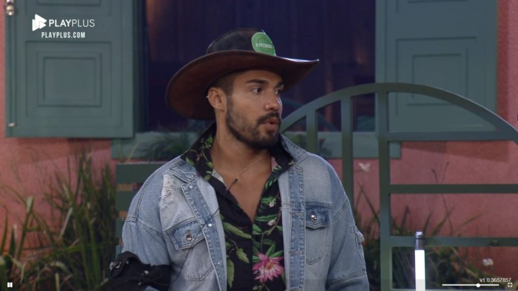 Bil Araújo foi indicado para roça mas conseguiu escapar e voltou como Fazendeiro (Reprodução: PlayPlus)