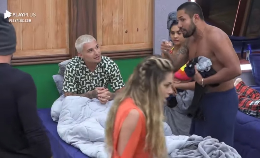 Após conversa, Bil Araújo levou Erika para tirar satisfação com Mc Gui (Reprodução: A Fazenda)