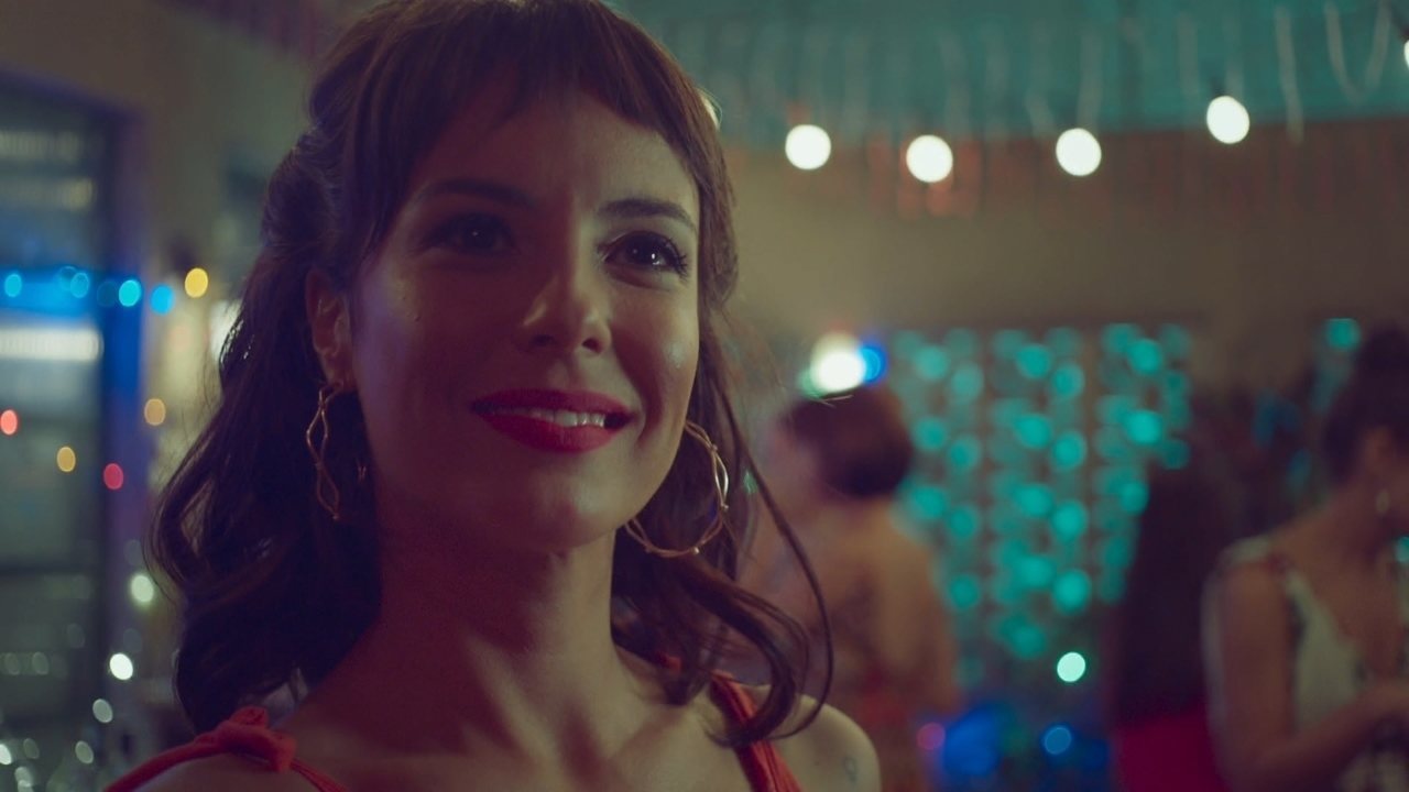 Lara (Andréia Horta) em cena na novela Um Lugar ao Sol, da TV Globo (Créditos: Reprodução)